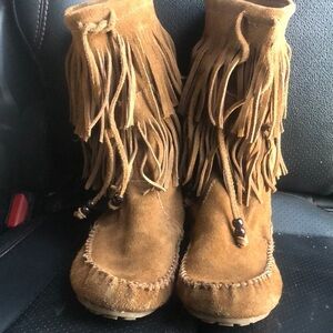Minnetonka Brown Short Fringe Boots size 6.5